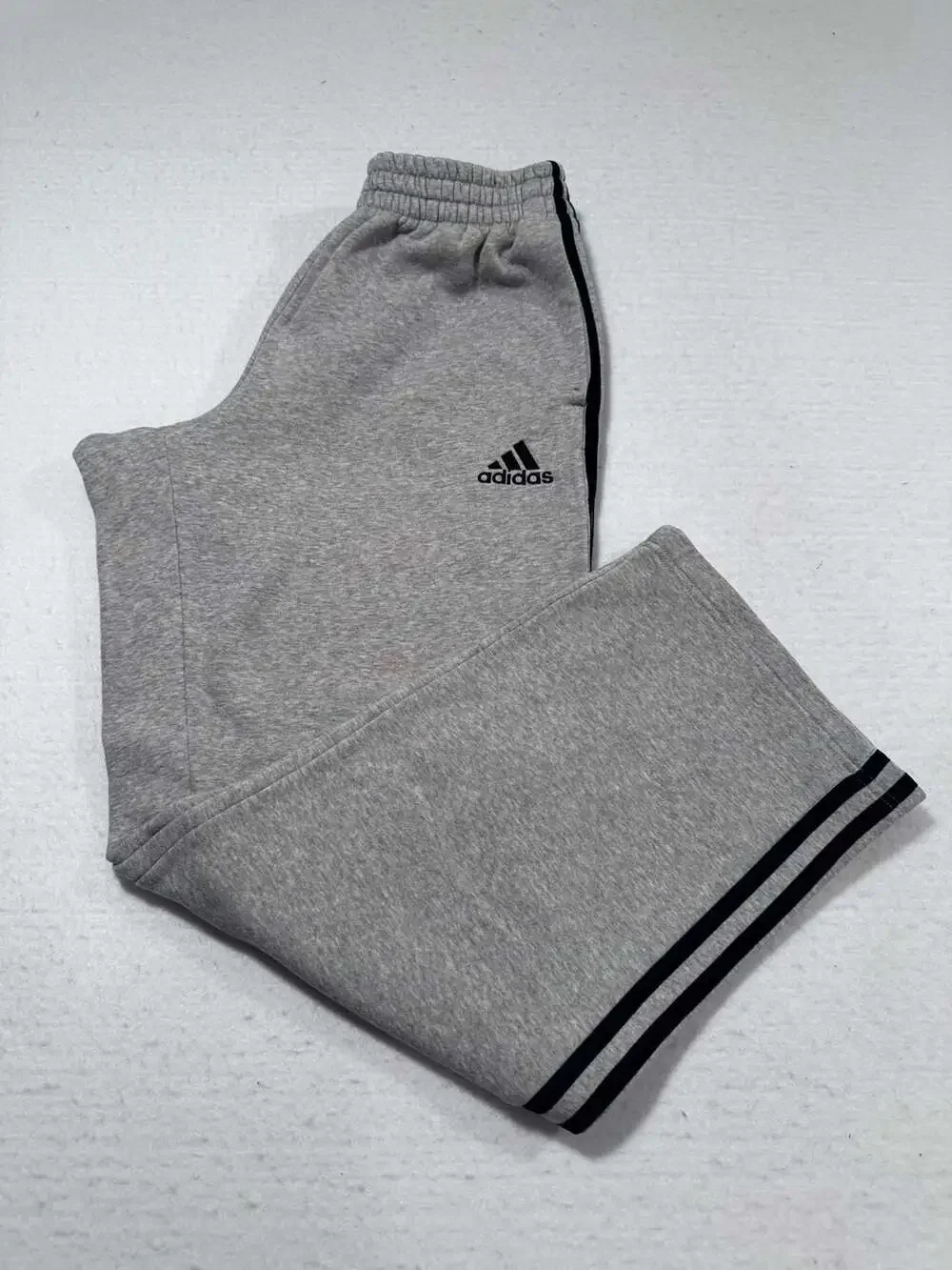 Adidas Vintage Gray Sweatpants Men’s Size M Black Stripes